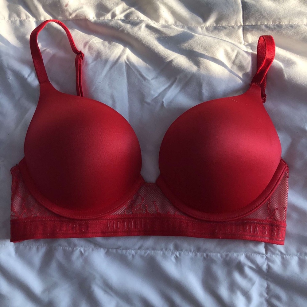 Victoria’s Secret red bra ❤️